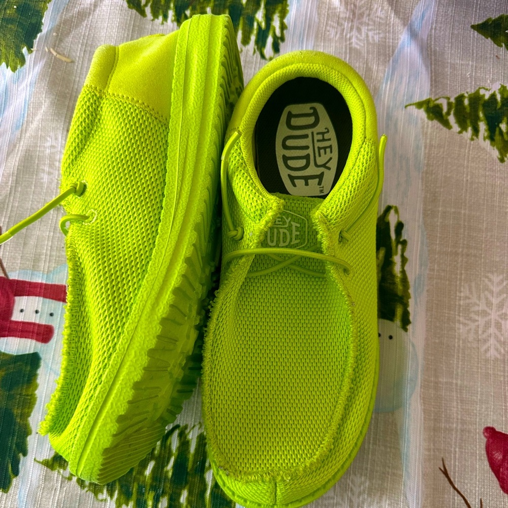 Hey dude Wally Funk Mono lime green 6. I’m a 6.5 these feel - tad big